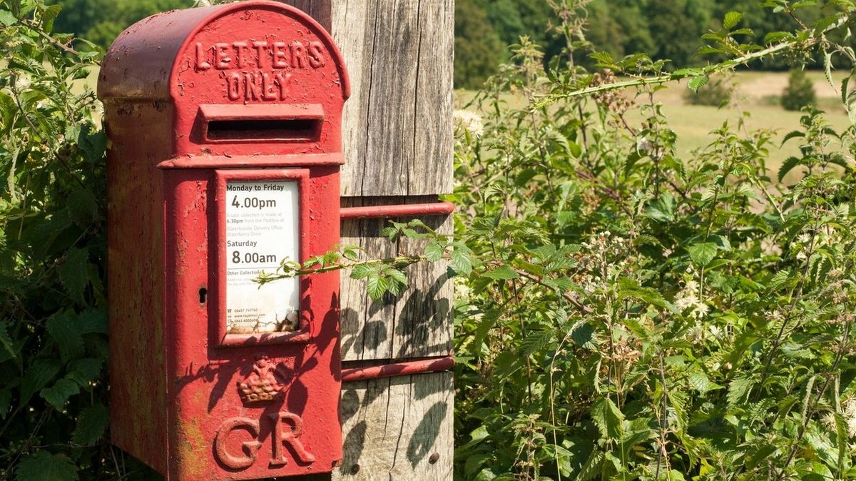 Na anglickém venkově bojují se zloději ikonických poštovních schránek